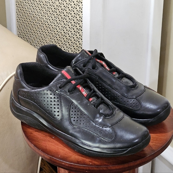 Prada - Picture 1 of 5